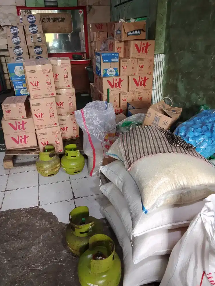Karyawan toko sembako