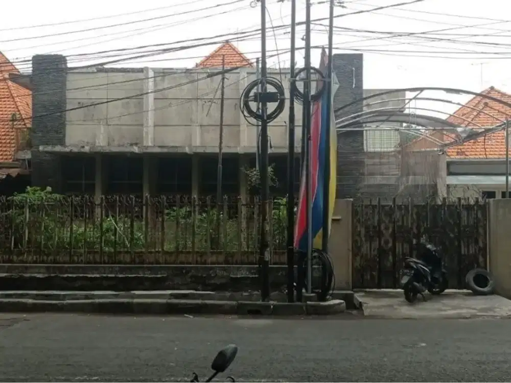 Rumah Tengah Kota Jalan Sulawesi Terawat Siap Pakai dekat Siloam Hospital