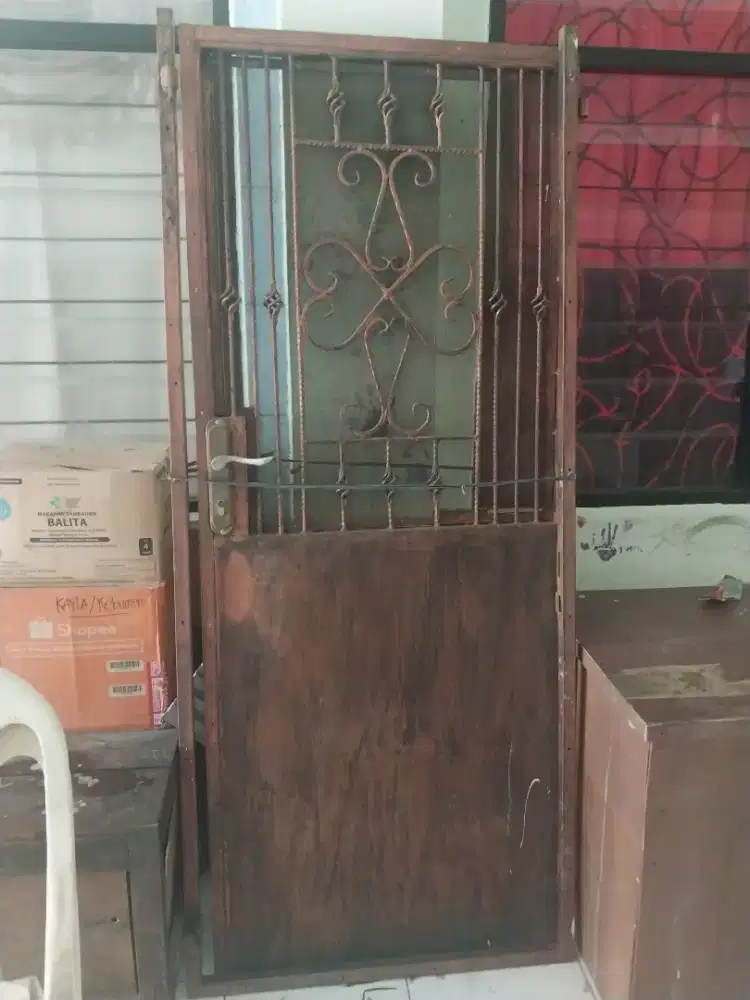 Pintu besi kokoh
