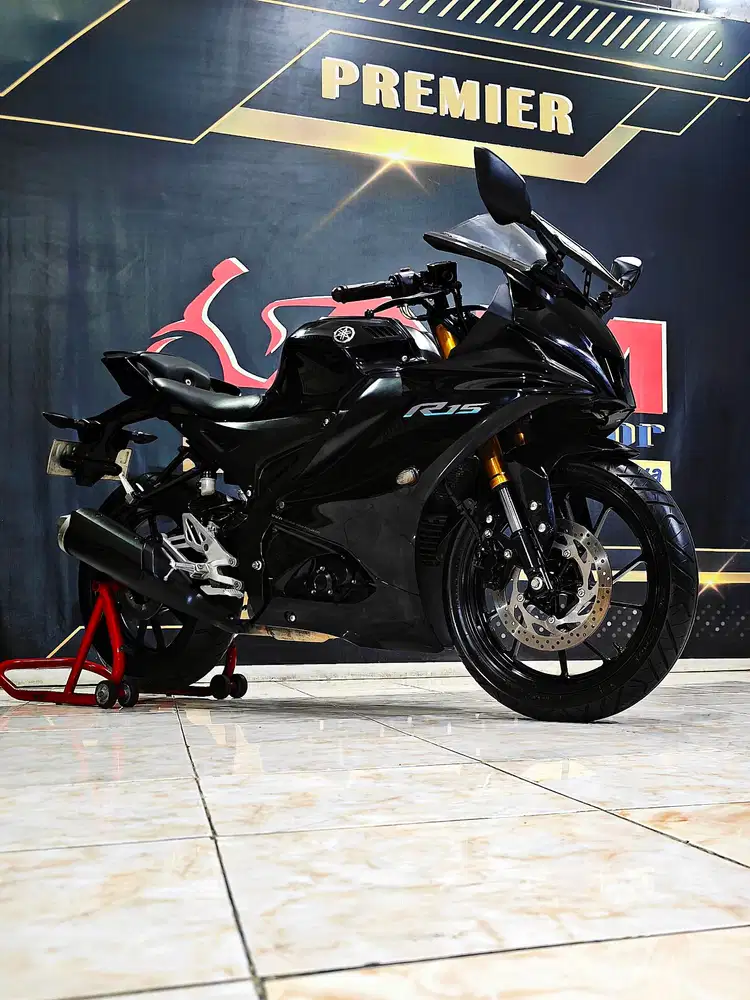 Yamaha R15V4 black glossy km.13rb mewah kinyis. Anugerah motor rungkut