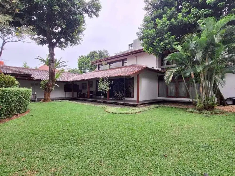 Dijual rumah asri halaman luas design tropical terawat siap huni di kemang