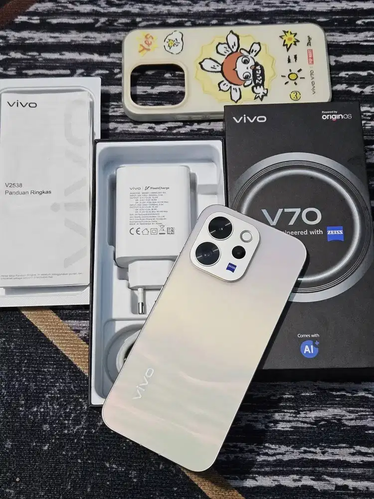 VIVO V70 (12/256)
