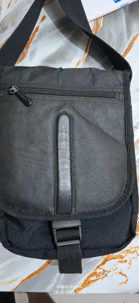 Tas selempang merk Targus