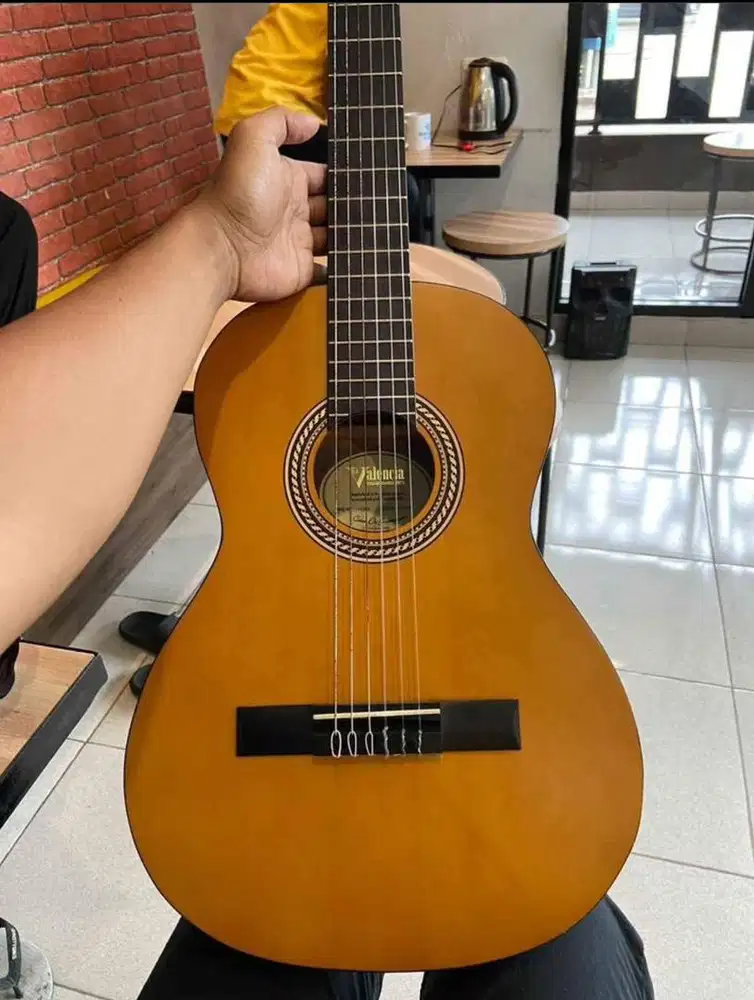 Gitar Valencia VC203 ORI, kondisi masih mulus, jarang dipakai.