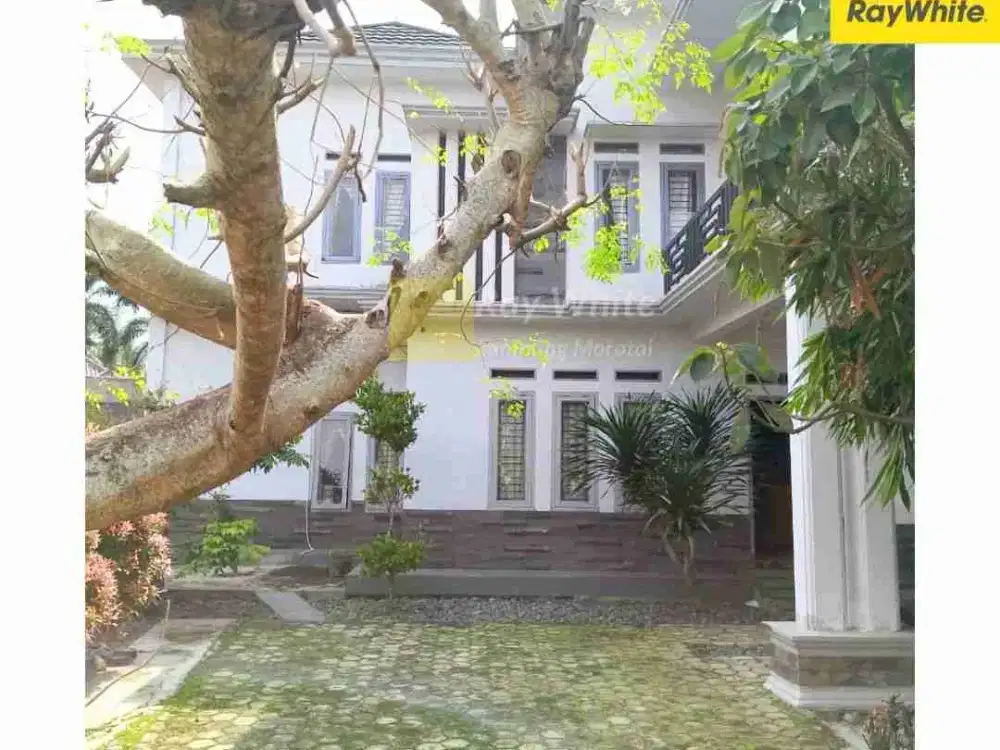 rumah 1.350 m² kolam renang tataan