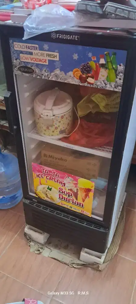 JUAL MESIN ICE CREAM BESERTA ISI²NYA TINGGAL DAGANG
