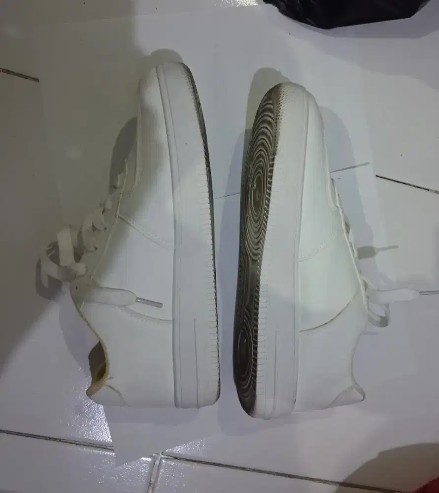 Sepatu kets putih merk onlytton