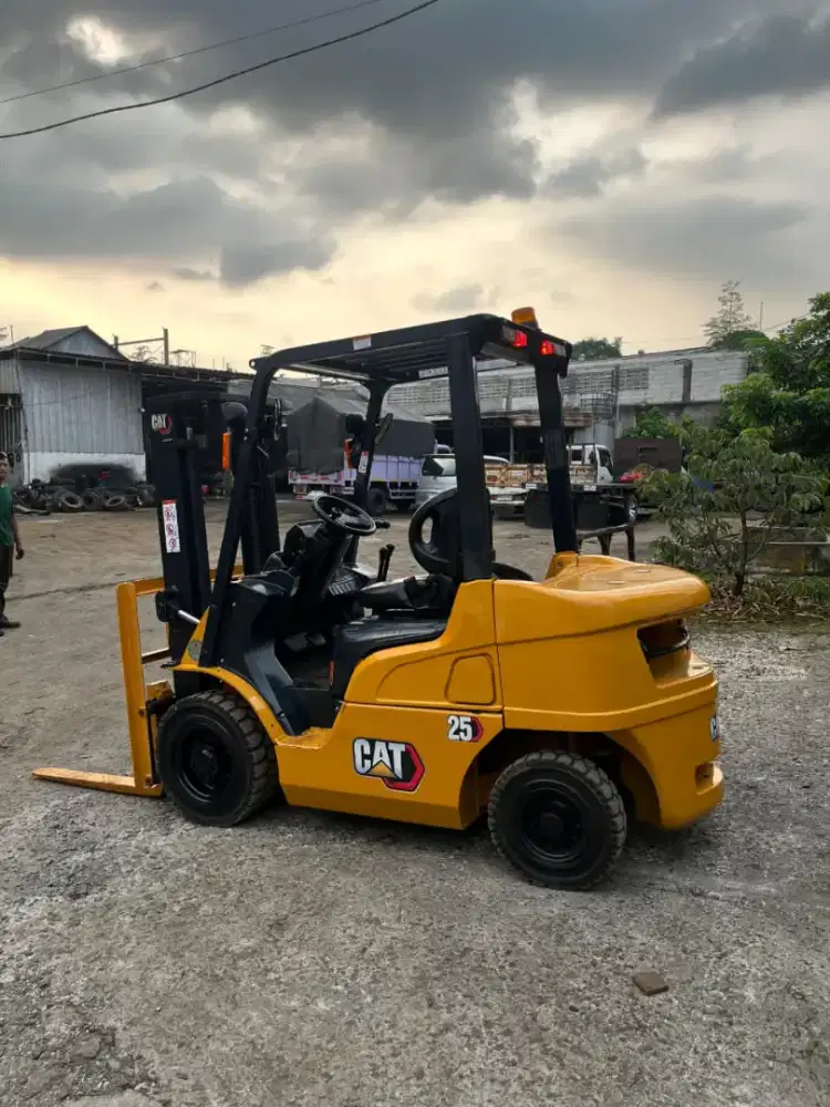 Forklift 2,5 Ton Caterpillar mast 3 meter