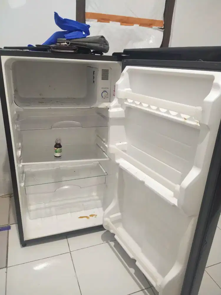 Dijuall kulkas 1 pintu merek sharp
