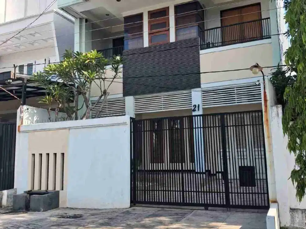 Rumah Bagus STRATEGIS Pusat Kota di Jalan HALMAHERA Semarang Timur