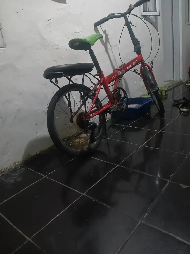 Sepeda lipat  dari pada lama disimpan digudang