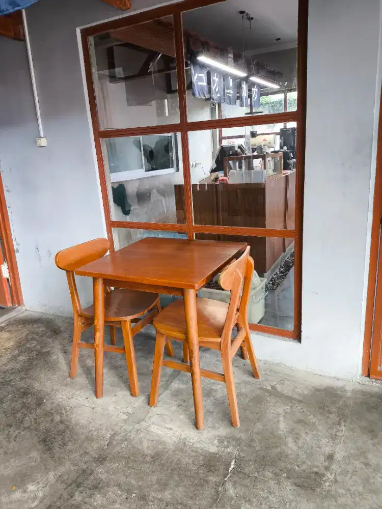 Dijual 1 Set Meja dan 2 kursi kayu Cafe