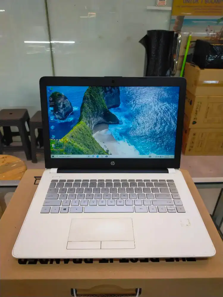 laptop HP 14 warna putih