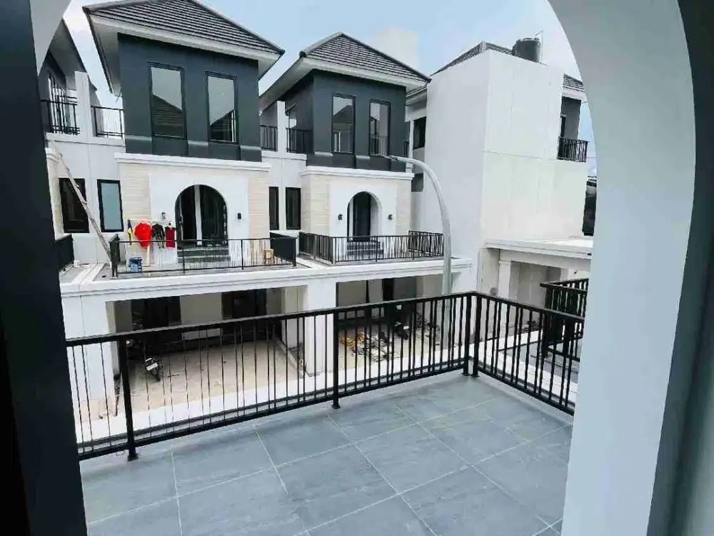 Rumah Siap Huni 3 Lantai di Tengah Kota