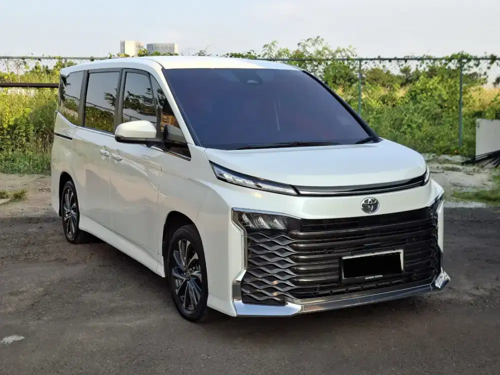 Toyota Voxy 2.0 2025
