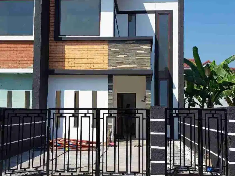 Rumah Second 2 Lantai Bagus Carport 2 Mobil di Pedurungan Semarang