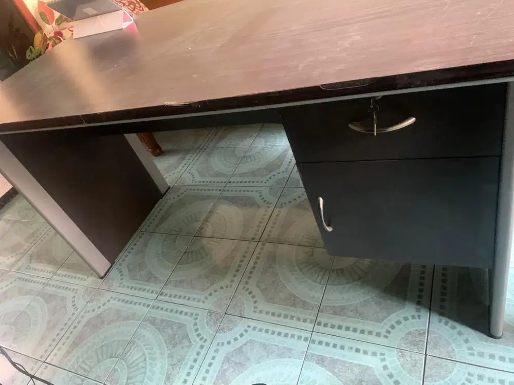Meja kantor besar