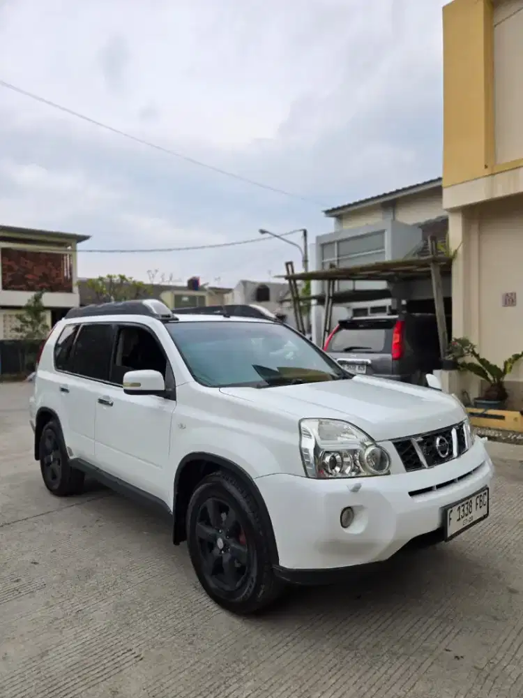 Nissan x-trail matic 2011 putih bagus!