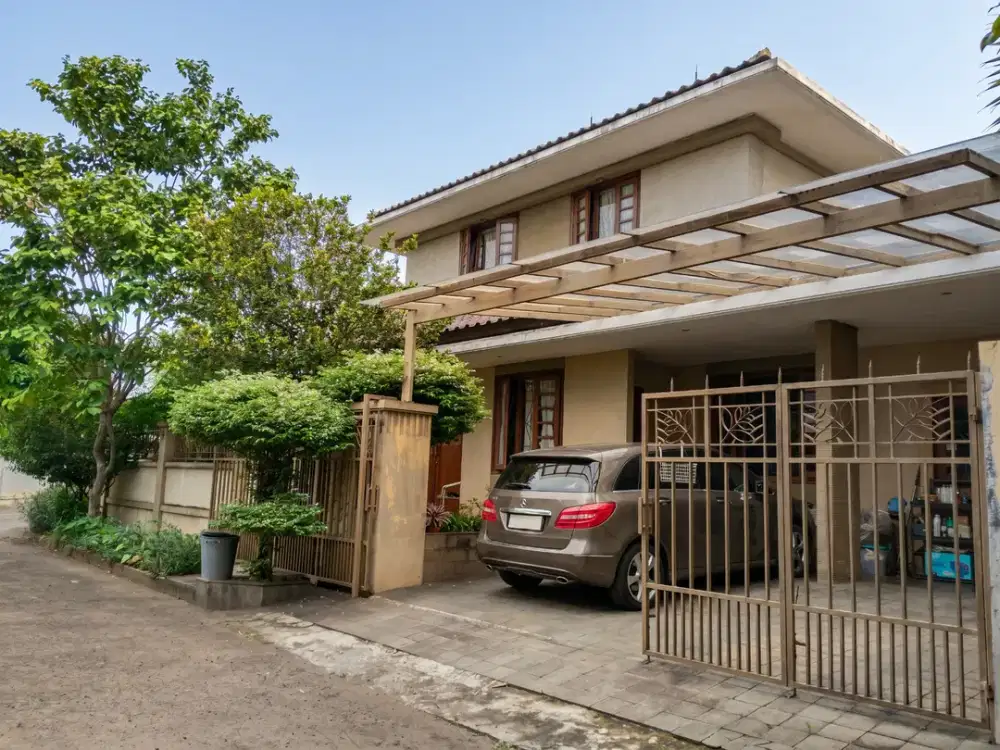 Rumah Hook Luas dengan Halaman Terbuka di Camar Bintaro NY-18182