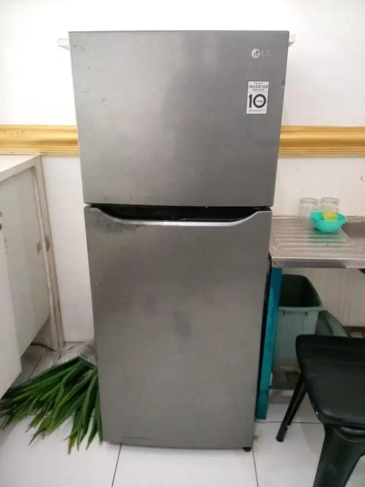DIJUAL KULKAS LG ABUABU