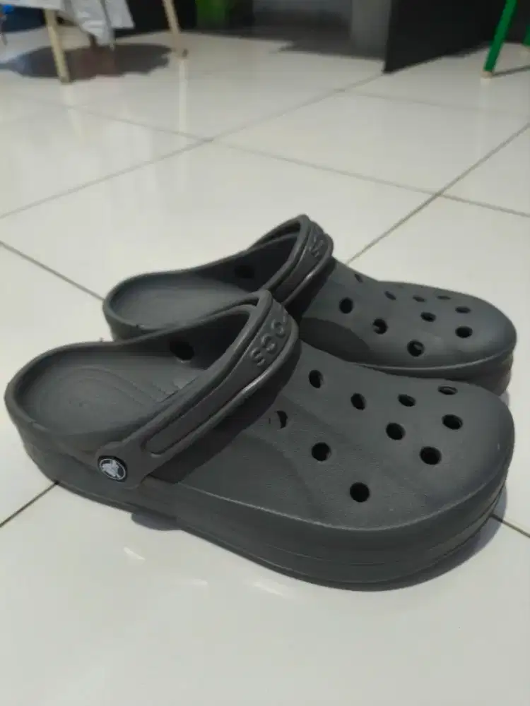 Sandal Crocs Warna Abu Tua