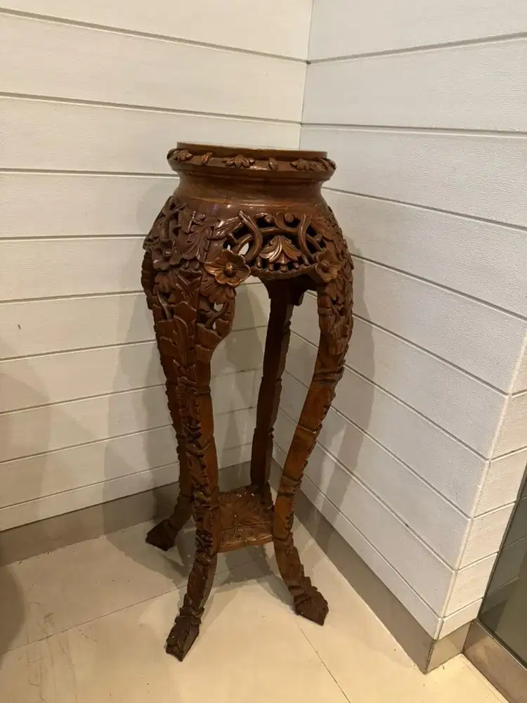 Meja vas bunga sudut