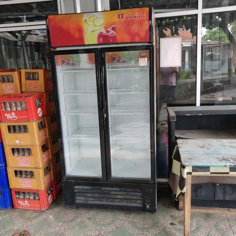 Dijual lemari pajangan dua pintu DAIMITSU