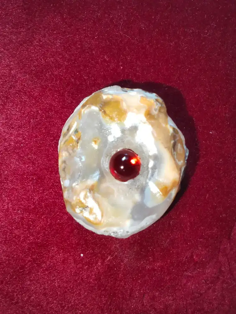 Batu akik merah.