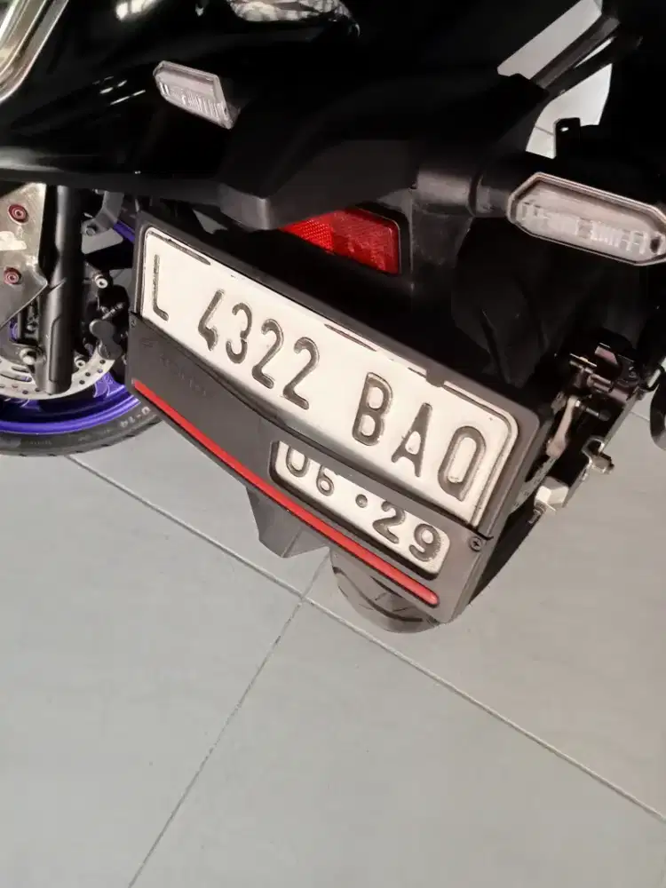 Honda CBR 150R hitam . Merah