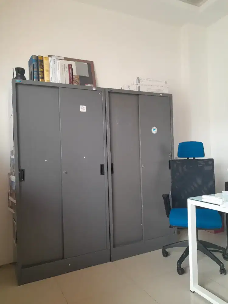 Filing cabinet dengan pintu sliding
