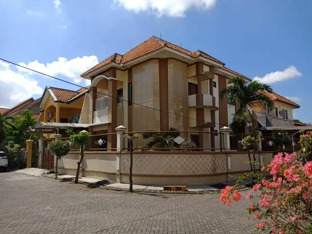 Rumah di Kebraon Indah Surabaya Besar Terawat dan Mewah Strategis