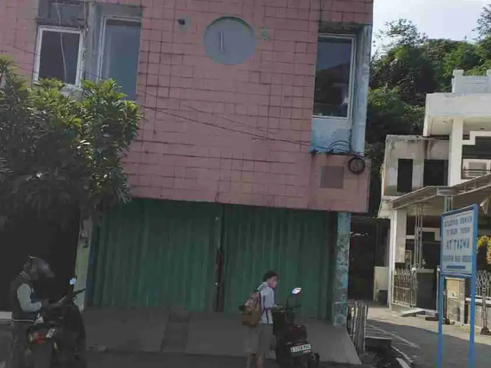 Disewakan ruko di  Cakung jakarta timur Rukonya bisa tembus depan belakangListrik 2200 Watt
Lebar 6,5 meter
Luas 100 meter km 3 kt 3 harga fasilitas   dekat Cakung:
pusat perbelanjaan (Aeon mall KFC, IKEA) tranportasi (stasiun Cakung, Toll JOOR) ruang ter