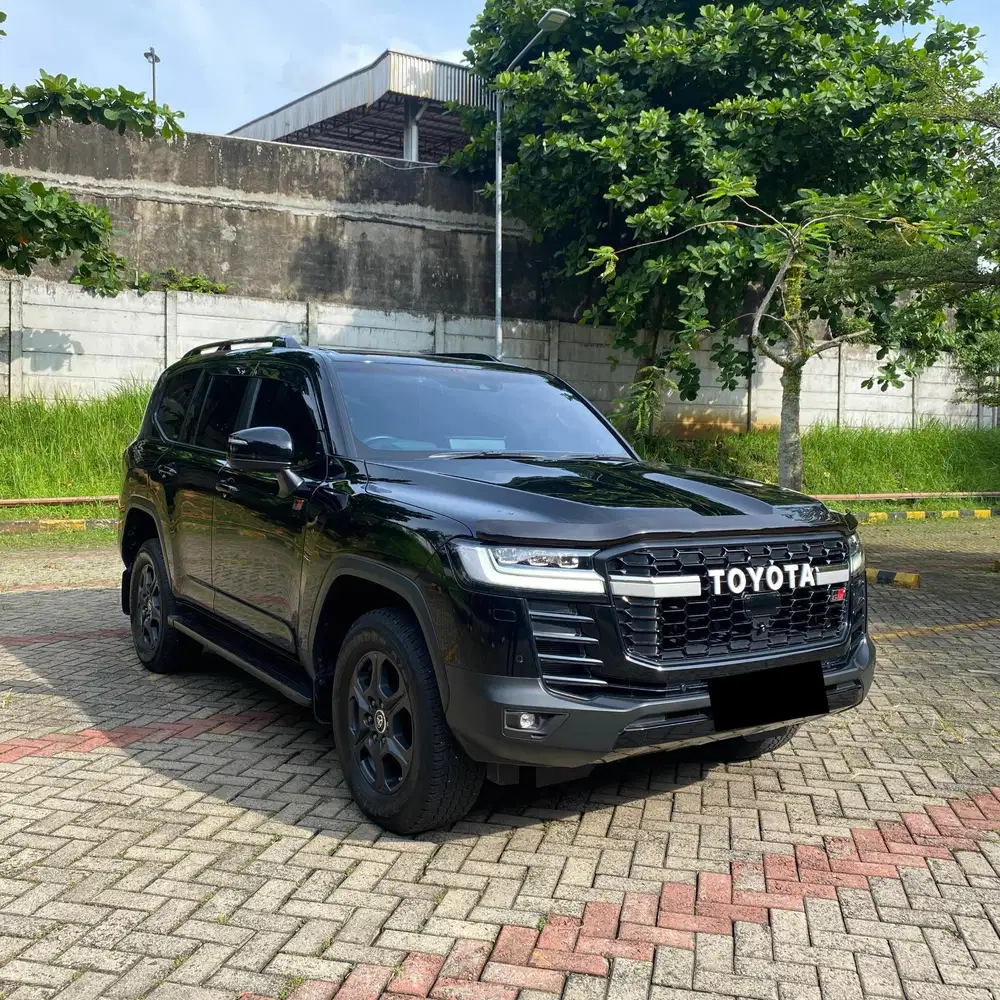 Toyota Land Cruiser 300 GR TSS Thn 2024 KM 16rb!