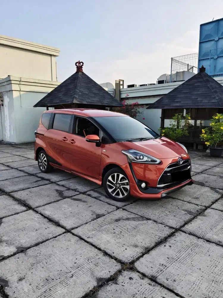 Toyota Sienta 1.5 Q AT Facelift 2020 limited orange metalik