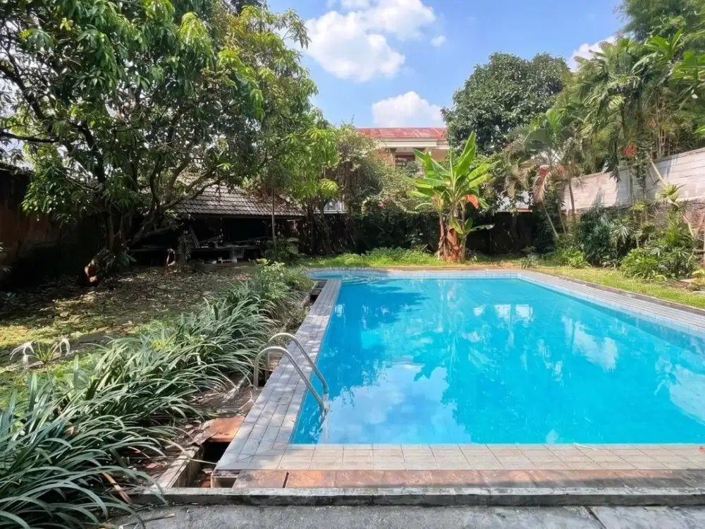 FOR SALE / DIJUAL RUMAH LAMA KEBAYORAN BARU - JAKARTA SELATAN POSISI HOEK, LOKASI STRATEGIS