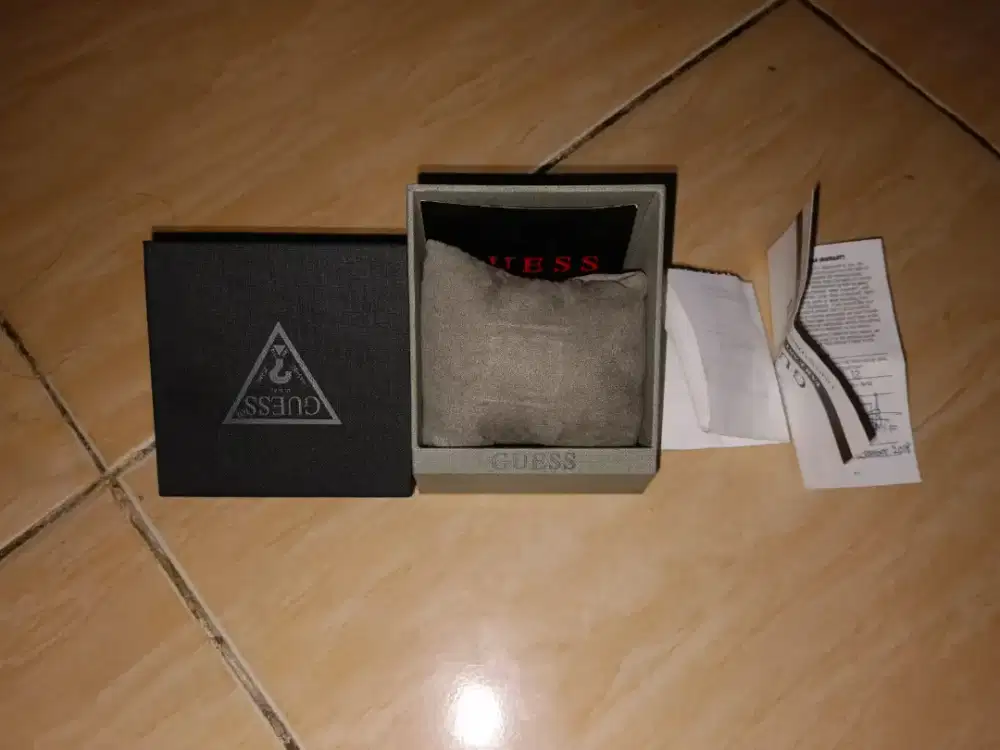kotak jam tangan guess