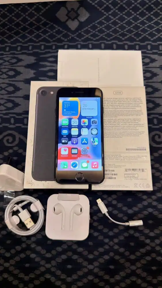 Iphone 7 Black 32GB Resmi Ibox Lengkap