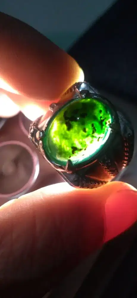 Batu bacan coklat.