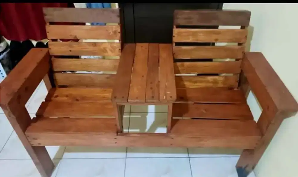 Kursi kayu teras