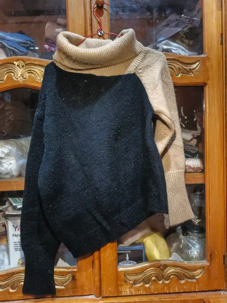 Knitwear Turtleneck Wanita Model Oversize Kombinasi Dua Warna