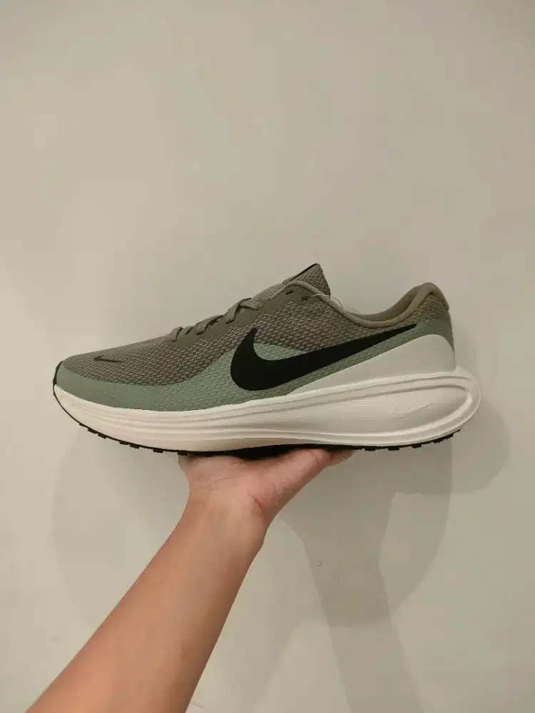 NIKE REVOLUTION 8