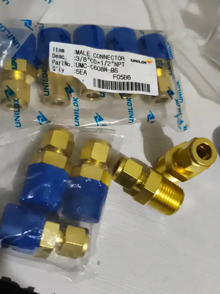 Male connector 3/8 OD x 1/2 NPT