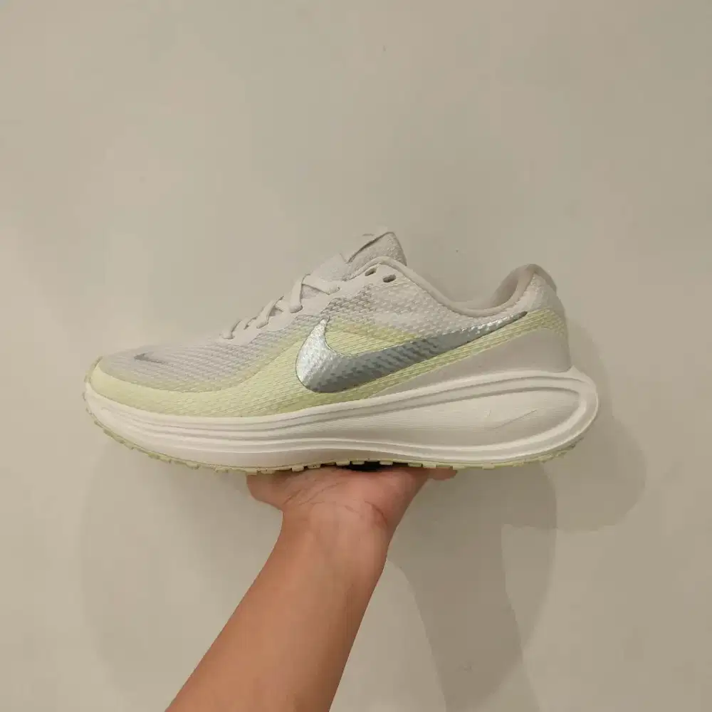 NIKE REVOLUTION 8
