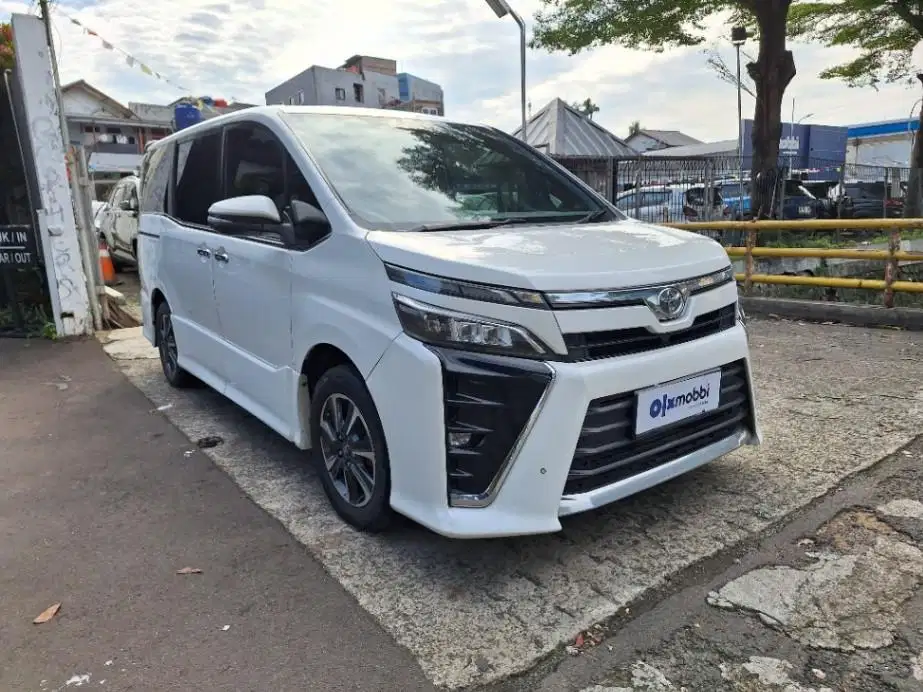 DP MURAH Toyota Voxy 2.0 Bensin-AT 2018 Putih CBYIB