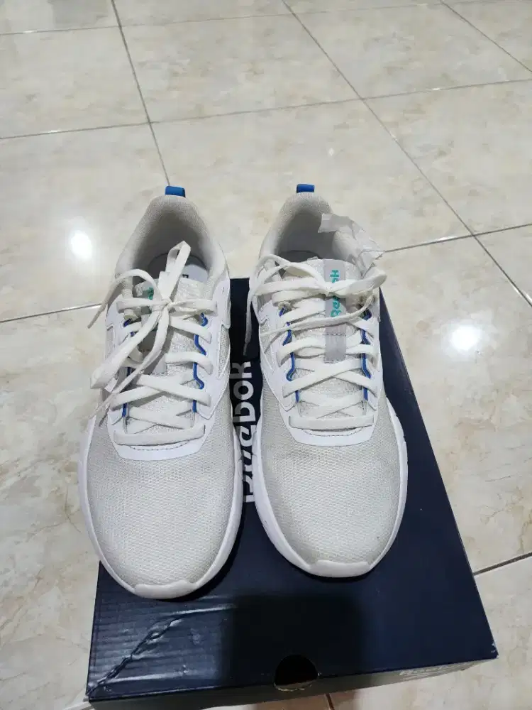 Sepatu reebok warna putih