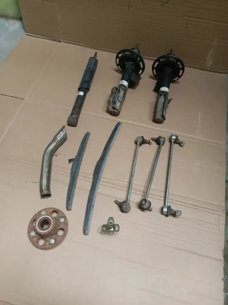 Di jual sperpak  mobil ada 2 shock depan,Shok brlakang1  dll