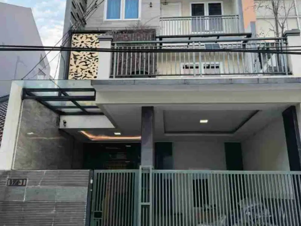 Dijual Rumah Semi Furnished 3 Lantai di Dalam Komplek Green Garden