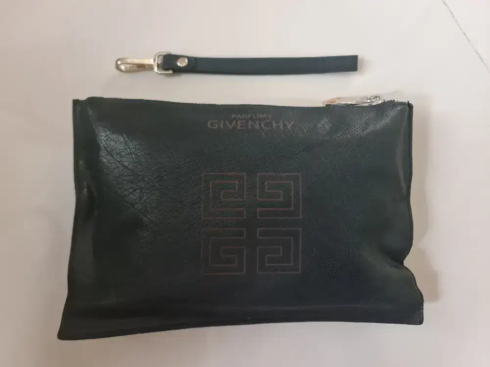 149. Clutch Hand Bag Men Givenchy Black

Mantan / Bekas / Second