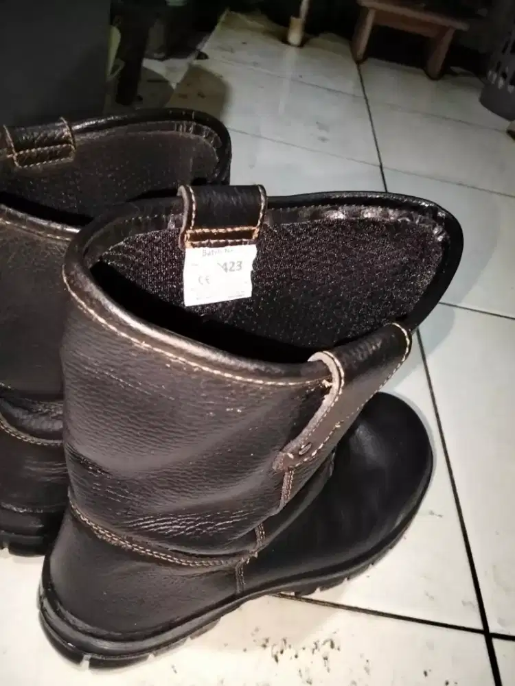 Sepatu safety krusher