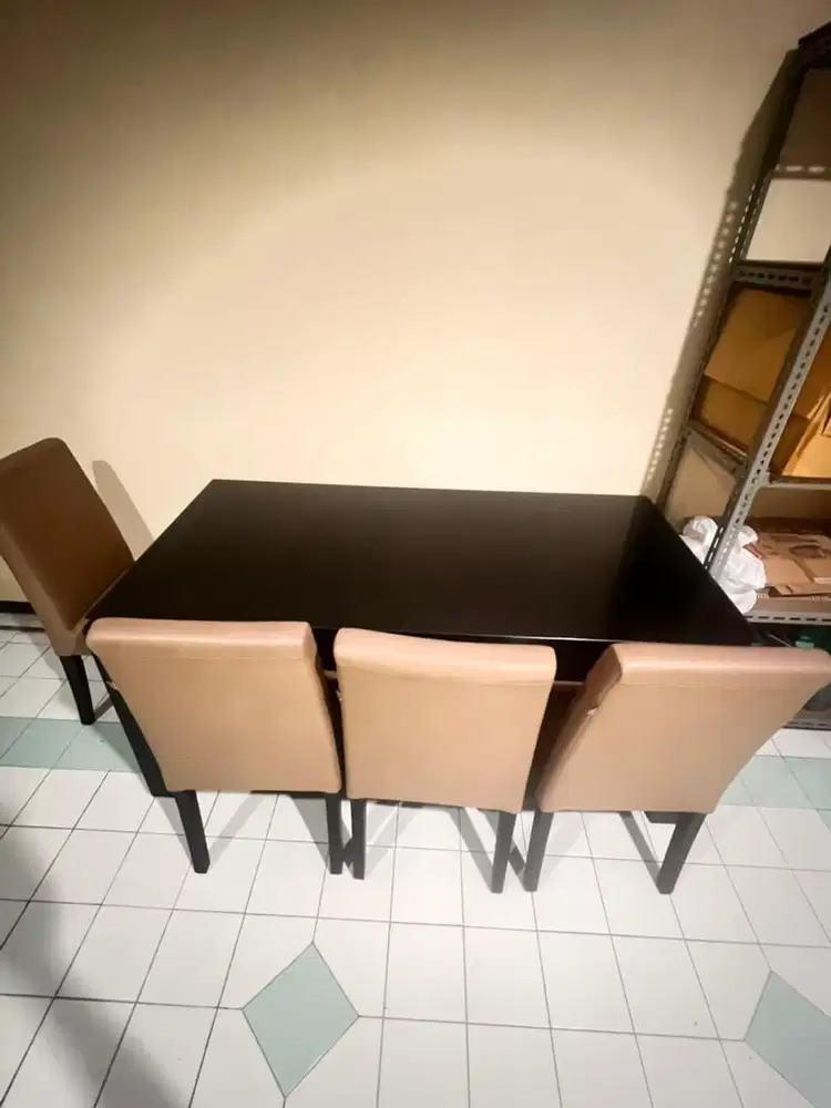 Set meja makan plus 4 kursi